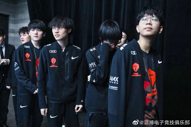 着无数球迷 着无数球迷