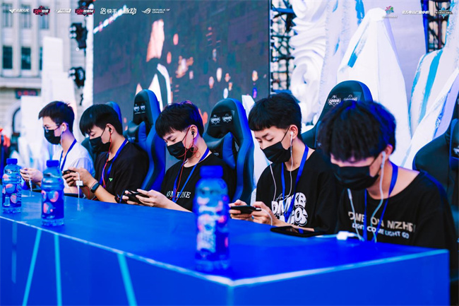 德州扑克高手也会低估自己（即便是德州扑克高手也会自我低估）