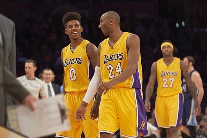 一名盘带与 一名盘带与